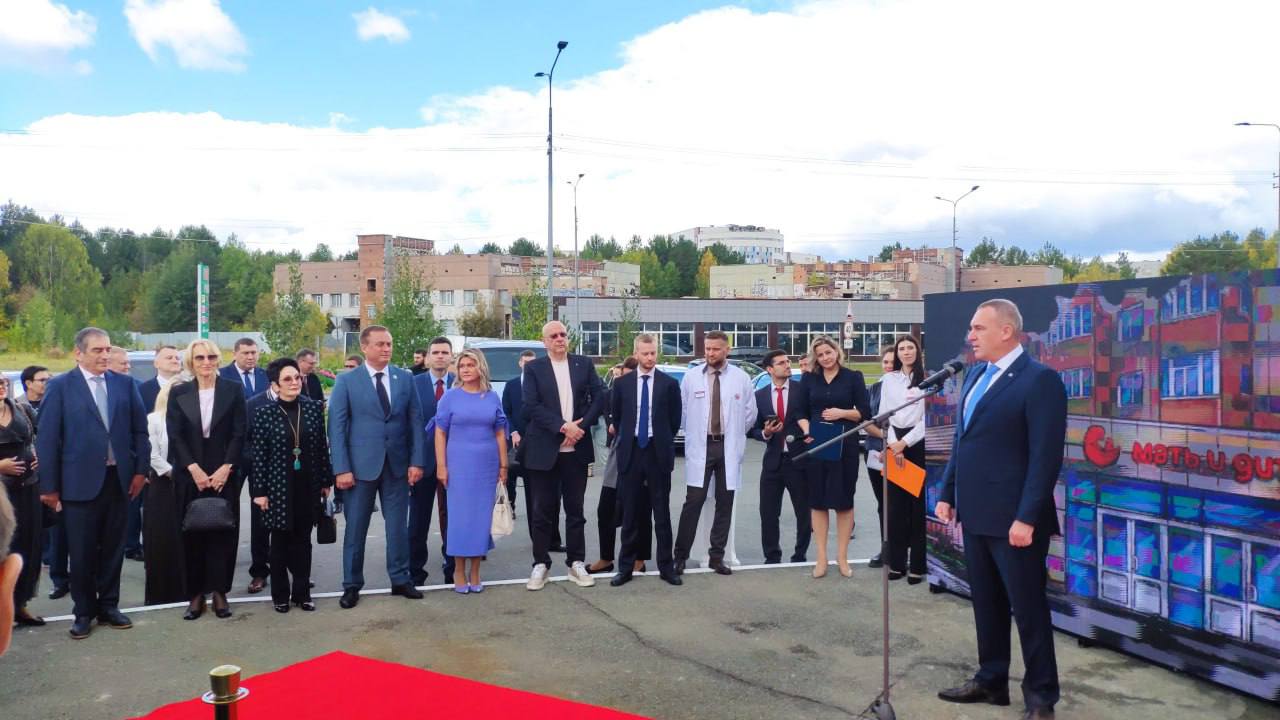 В Сургуте сегодня открылся Центр женского здоровья Новое частное медучреждение наряду с бюджетными организациями Югры будет вносить вклад в поддержку женского здоровья В числе услуг лечение всех видов бесплодия Значимость этого события для Сургута и всего округа подчеркивает тот факт что на церемонию открытия приехал губернатор Югры Руслан Кухарук Наша совместная работа направлена на одну цель та самая работа которая уже многие годы создает условия для поддержки и развития системы здравоохранения в нашем регионе Для нас самым важным приоритетом совместной работы является поддержка материнства семей отметил губернатор Югры Руслан Кухарук Sitv ru