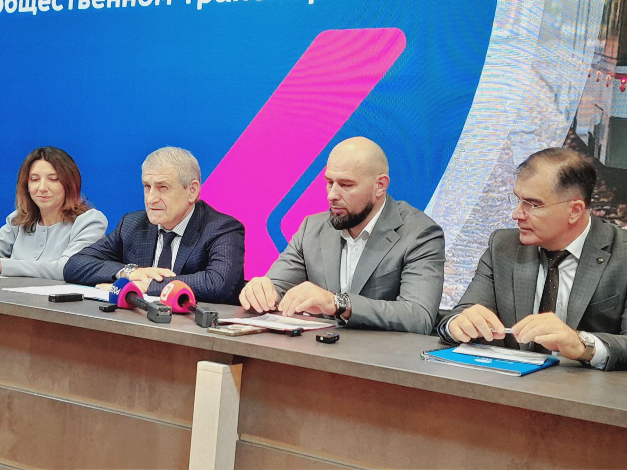 Заместитель главы Махачкалы Гаджимурад Муртузалиев ответил на вопрос готов ли город принять акцию Для нашего города это значимое событие С первых же дней врип мэром Махачкалы Джамбулатом Шапиевичем была поставлена задача усилит развитие общественного транспорта и повысить качество обслуживания населения Системой безналичных платежей оснащено 565 транспортных средств В каждом транспортном средстве находится насколько табличек СБП На большей части остановок работает Wi Fi поэтому пассажиры производят оплату вблизи остановочных пунктов 10 рублей в качестве скидки это весомая сумма для пассажиров 75 горожан по предварительным прогнозам будут охвачены этой акцией Лариса Дибирова общественный транспорт безнал