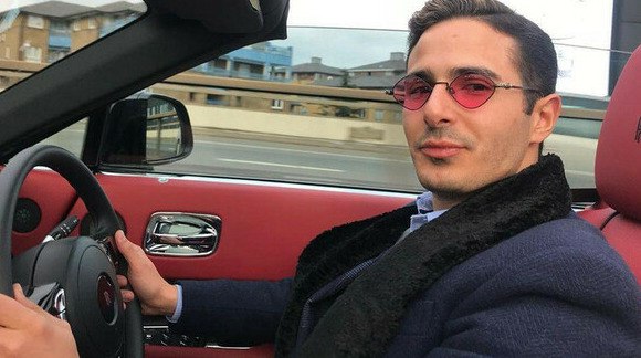 Мошенник из фильма Netflix обманул супругу российского губернатора Бывшая жена экс главы Марий Эл Ирина Маркелова Старыгина стала жертвой мошенника Шимона Хаюта о котором Netflix снял фильм Аферист из Tinder передает ArbatMedia   Прислать новость