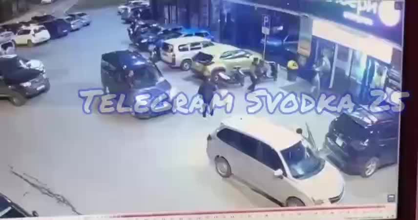 Во Владивостоке произошла драка с участием неизвестного и пары у ТЦ «Семерочка»