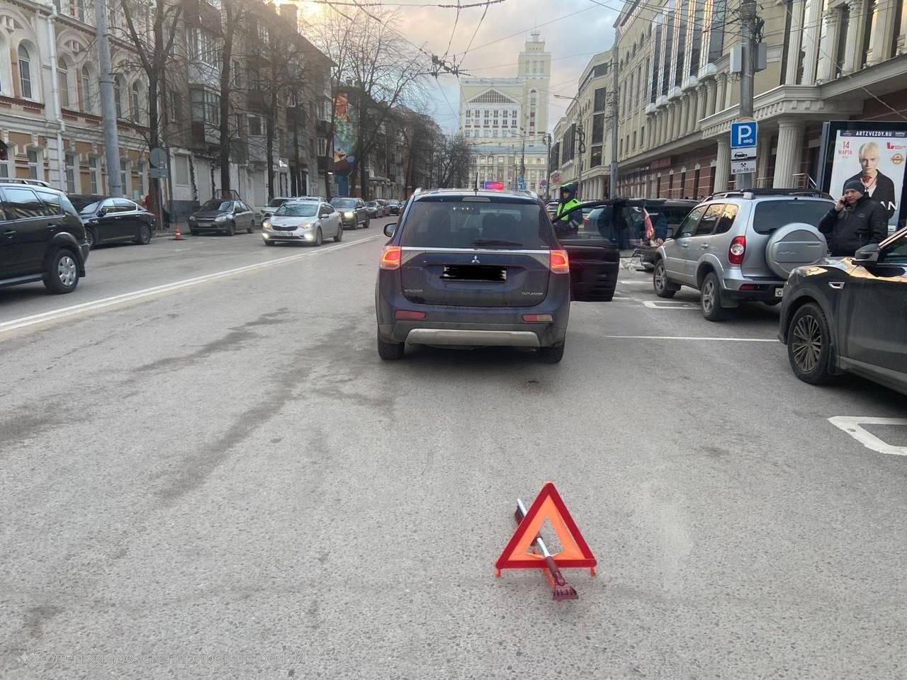 Сегодня в 8:20 на ул. Средне-Московской водитель Mitsubishi Outlander сбил 57-летнюю женщину.   Она переходила дорогу по пешеходному переходу.   Женщина получила телесные повреждения и была доставлена больницу.   Фото: Полиция Воронежской области     Подписаться Типичный Воронеж