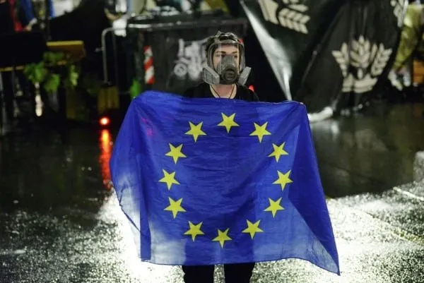 Eurostat спрогнозировал сокращение численности населения Евросоюза на 53 млн человек Речь идёт о периоде до 2100 года Показатель снизится на 11 7 следует из материалов статистической службы Отмечается что в 2025 году численность населения ЕС оценивалась в 451 8 млн человек возобновив тенденцию к росту в 2022 м после перерыва вызванного пандемией COVID 19 По прогнозам Eurostat далее в течение следующих трёх лет с пиком в 453 3 млн человек ожидается увеличение числа живущих в Евросоюзе После чего численность населения начнёт сокращаться и приблизится к отметке в 398 8 млн человек в 2100 году Подписаться на Говорит Москва Telegram VK МАКС