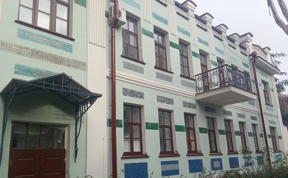 На реставрацию домов памятников в Воронежской области направили более 155 миллионов рублей В прошлом году капитальный ремонт завершили в 14 многоквартирных домах являющихся объектами культурного наследия Работы проводили подрядчики с лицензией Министерства культуры РФ по специально разработанной научно проектной документации Это позволило не только улучшить техническое состояние зданий но и воссоздать утраченные исторические элементы архитектурного декора В списке отреставрированных объектов Богоявленская церковь усадьбы Бринкманов и купца Халтурина а также другие знаковые для региона здания Подписаться на VRN Град