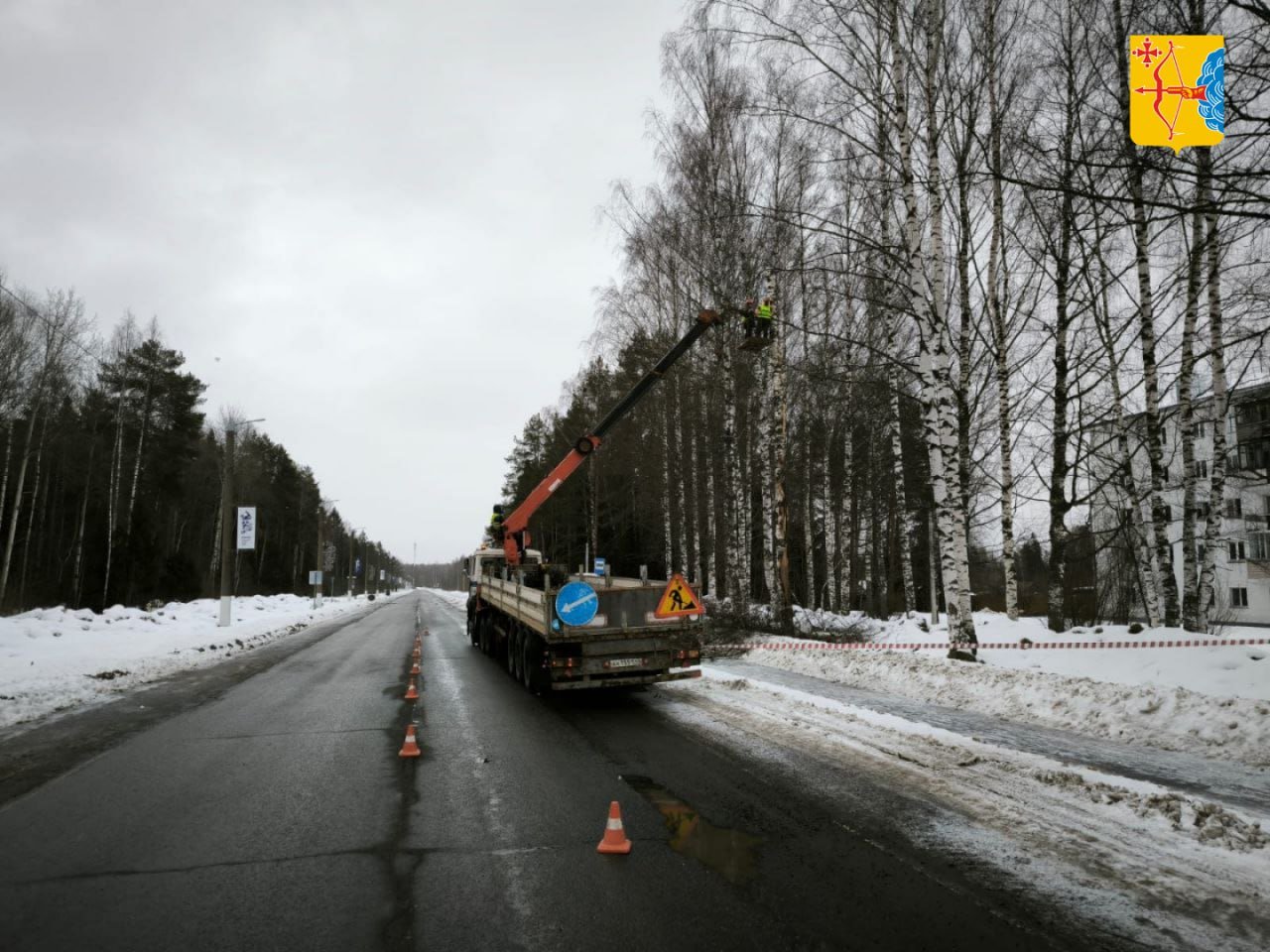 Началась подготовка к капитальному ремонту дороги в аэропорт Победилово. Работы будут выполнены в рамках национального проекта «Безопасные и качественные дороги».  Для подготовки к ремонту рабочие вырубят 13 деревьев и перенесут коммуникации. Затем существующая насыпь будет расширена, будет уложен новый асфальт, обустроены новые тротуары, установлены две автобусные остановки. Для безопасности пешеходов тротуары будут огорожены от проезжей части.  Срок окончания работ по контракту — 31 августа 2025 года, однако работы планируется завершить досрочно.   Кировская область