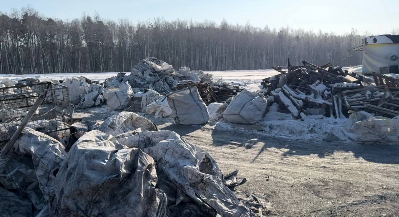 В Екатеринбурге неизвестные организовали нелегальную свалку на Шарташе  МБУ «Екатеринбургское лесничество» и Свердловское отделение Российского экосообщества выставили экологический патруль рядом с озером Малый Шарташ и помогли сотрудникам полиции зафиксировать нарушения. Поток машин, вывозящих мусор на нелегальную свалку, остановлен.  Фото: Свердловское отделение РЭО