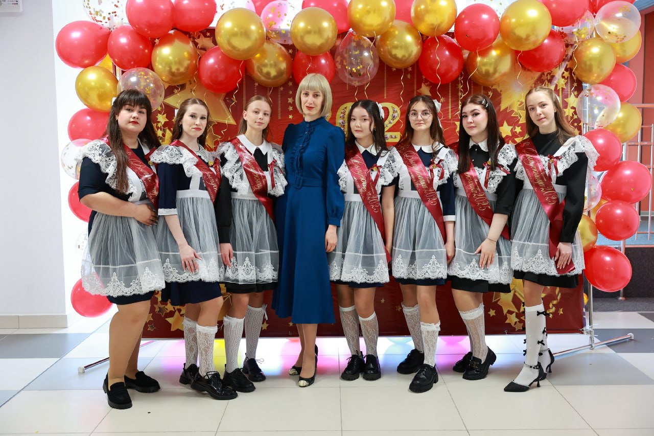 Педагог из поселка Ола Яна Фандеева стала победителем конкурса «Лучшие учителя России» Ежегодный конкурс проводит Министерство просвещения в соответствии с Указом Президента Владимира Путина. Участникам, которых признали лучшими, присуждается премия. Педагоги со всей страны отправляли портфолио, в которых перечисляли свои достижения, проекты и необычные подходы в обучении в течение трех лет. Яна Фандеева — учитель химии и биологии школы поселка Ола, кандидат сельскохозяйственных наук. Является автором нескольких инициатив, одна из которых — экологический отряд «ЭкоГрин». Его воспитанники не только узнают о бережном и уважительном отношении к природе, но и становятся частью волонтерского движения — участвуют в социальных проектах, перенимают практику наставничества, сами проводят экологические уроки. В копилке педагога — победы в региональных конкурсах профмастерства, участие во Всероссийских форумах и конференциях. Она также посол Форума классных руководителей в Магаданской области. «Для развития Форума классных руководителей в Магаданской области мы стараемся в наше сообщество влить все больше педагогов. На базе моего класса Ольской средней школы откроется геотехнологический класс. Это возможность применить свои знания как кандидата сельскохозяйственных наук на практике и расширить горизонты детей в сфере сельского хозяйства, а также возможность их профориентации», — рассказывает о планах Яна Фандеева. Источник: «Вести-Магадан»