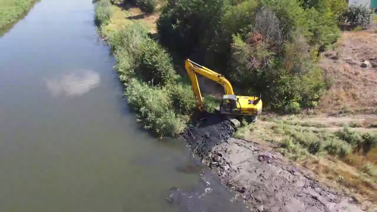 ДНР расчищает Кальмиус для наполнения водохранилищ В Донецкой Народной Республике расчищают русло реки Кальмиус, чтобы увеличить наполняемость Верхнекальмиусского, Нижнекальмиусского, Старобешевского и Павлопольского водохранилищ. Об этом заявил глава региона Денис Пушилин. «В окрестностях сел Вознесенка, Придорожное и поселка Авдотьино уже завершили расчистку русла реки от мусора и заторов. Следующий шаг – продвижение в направлении Мариуполя. Продолжаем работы по увеличению притоков воды: расчищаем реки, углубляем дно водохранилищ», – сообщил Пушилин. Южная служба новостей
