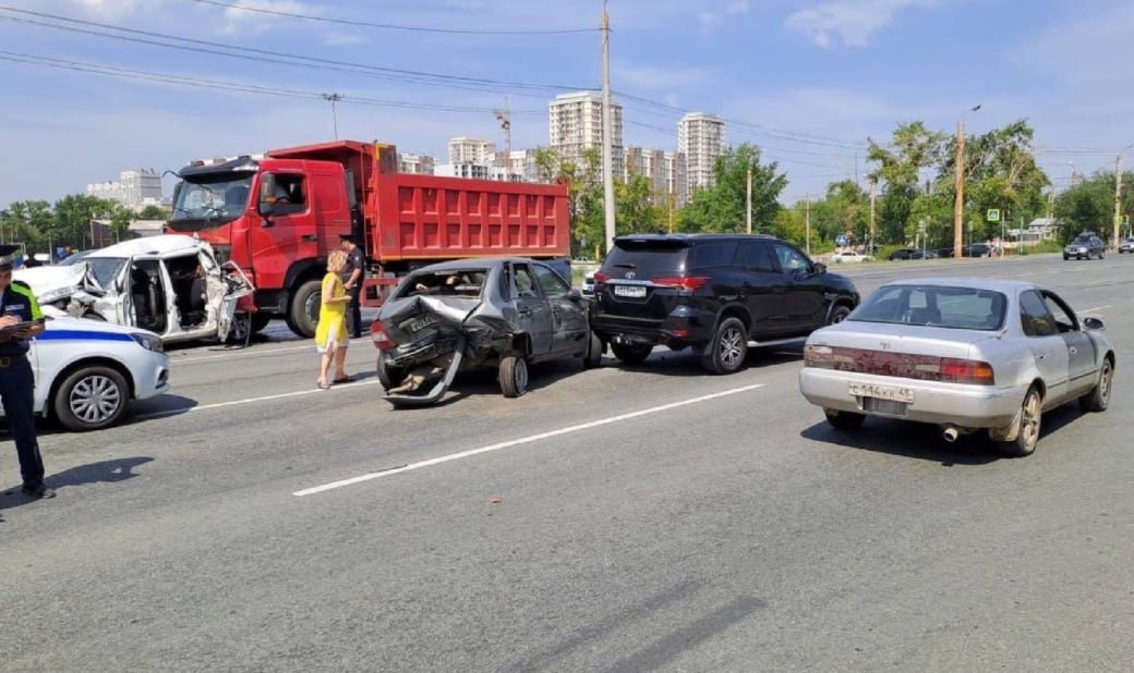 В Челябинске водитель грузовика выплатил 6 млн рублей за погибших в аварии В июле 2023 года на улице Блюхера водитель грузовика Howo протаранил идущий впереди легковой автомобиль Lifan215800 От удара тот столкнулся с другой машиной и превратился в груду металла Двое погибли женщина и ее пасынок А супруг погибшей и их общая дочь получили травмы Подробнее Подписаться Прислать новость