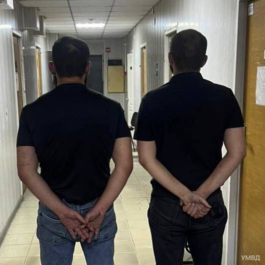 Двое грабителей ранили фармацевта в Ростове По словам пострадавшего, мужчины в медицинских масках ворвались в служебное помещение и четыре раза пырнули его в ногу. Затем они схватили наличку из кассы, сели в такси и под угрозами заставили шофера ехать. Спустя пару часов туда полицейские поймали воров. Обоих нападавших задержали — им грозит срок за разбой. Новости №1 в Ростове Прислать новость/фото
