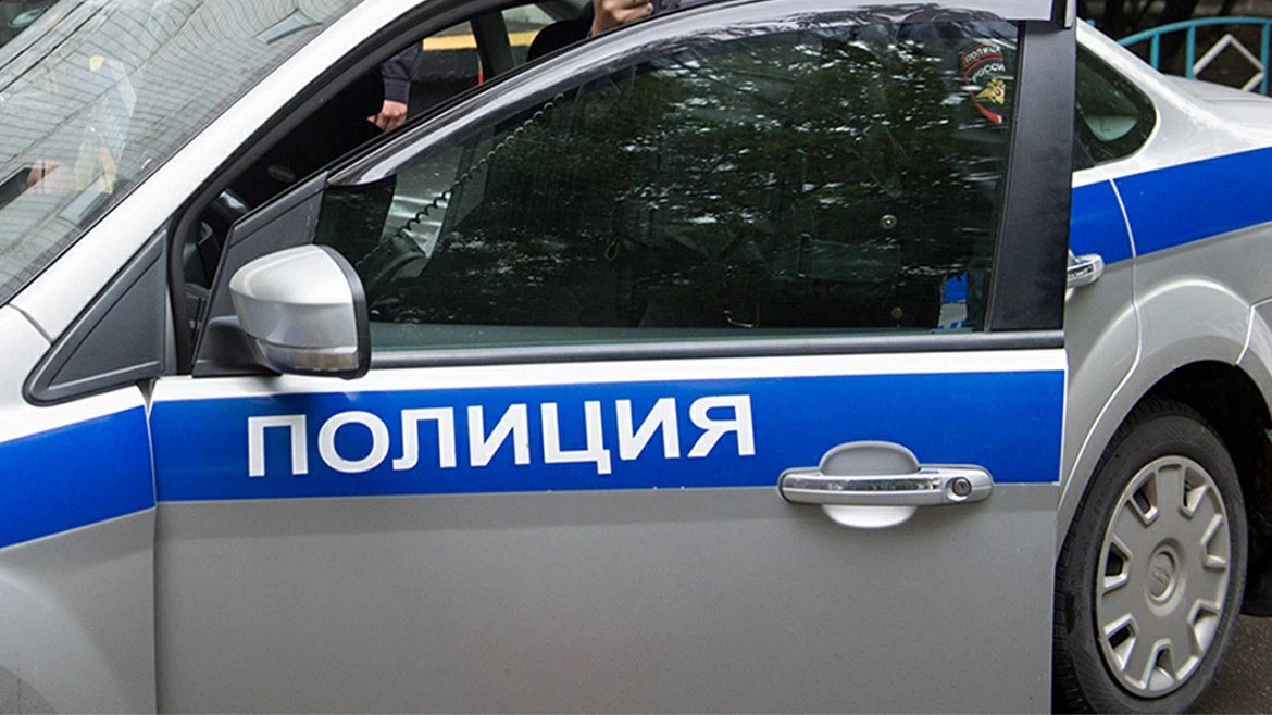 Двое заключенных сбежали во время перевозки в Химках Стало известно о побеге двух заключенных в подмосковных Химках. Об этом сообщает Mash. Со слов очевидцев, их перевозили на автобусе из Твери в Москву. По пути они попросились выйти покурить. Во время остановки им разрешили покурить. Однако заключенные пустились в бега. Паблик дал ориентировку на них. Одному 29 лет, его зовут Григорьев Никита Владимирович. Второму…
