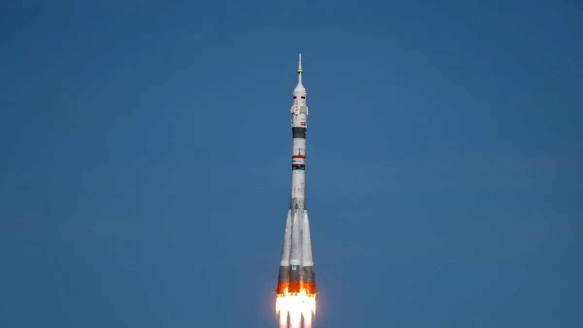 На космодроме Куру была демонтирована стартовая площадка для самарской ракеты носителя Союз СТ На космодроме Куру во Французской Гвиане была демонтирована стартовая площадка для самарской ракеты носителя Союз СТ Работы начались с демонтажа кабельных мачт и опорных ферм после чего 52 метровая стартовая башня была подорвана и рухнула Как ранее сообщал портал European Spaceflight модернизированную площадку планирует использовать компания MaiaSpace для запусков своей ракеты Maia Предполагается что порядка 80 инфраструктуры ранее обслуживавшей Союз СТ будет задействовано вновь Напомним что Ракета носитель Союз СТ разработанная на АО РКЦ Прогресс оснащена соответствующим международным требованиям головным обтекателем типа СТ что в сочетании с использованием разгонного блока Фрегат позволяет обеспечить выведение на орбиту самого широкого спектра полезных нагрузок Самарская ракета предназначена для обеспечения коммерческих запусков космических аппаратов с космодрома Куру Французская Гвиана  Всего с этой площадки космодрома Куру в период с 2011 по 2022 год было выполнено 27 пусков таких ракет Роскосмос ГТРК Самара MAX lВК lОК lСАЙТ