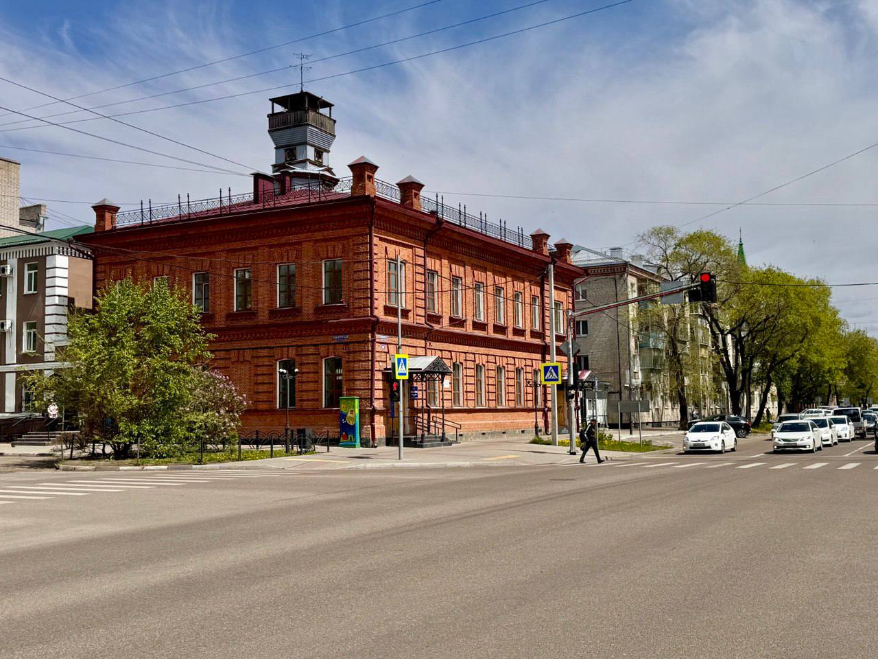 В Благовещенске побит рекорд по жаре: прошлый рекорд фиксировали в 1947 году! Во вторник, 27 мая, специалисты Амурского гидрометцентра зафиксировали серию рекордов дневной температуры воздуха. Так, в Благовещенске воздух прогрелся до +33,4 ℃, что стало самой высокой температурой для этой даты. В прошлый раз рекорд фиксировали в 1947 году, было +32,8 ℃. Ночь на 28 мая в Благовещенске стала самой теплой за весь период метеонаблюдений - +21,1 ℃. Предыдущий рекорд фиксировали 28 мая 2017 года, когда было +15,8 ℃. В Мазаново зафиксировали +33,6 ℃, прежняя максимальная температура +33,1 ℃ наблюдалась в мае 1977 года. В Белогорске повторен рекорд мая 1998 года - +33,9 ℃. Кстати, скорее всего, в ближайшие дни рекорды снова могут быть побиты – жара никуда не ушла. Пик жары в Приамурье ожидается в четверг. Но и в пятницу сохранятся высокие температуры. Фото: Реклама