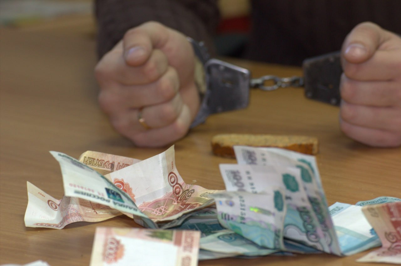 Глава одного из сел в Кировском районе пойдет под суд за махинации почти на 2 млн рублей Перед судом в Северной Осетии предстанет глава одного из сел Кировского района, обвиняемый в превышении должностных полномочий с ущербом почти в 2 млн рублей, сообщает прокуратура республики. По версии следствия, в марте 2022 года мужчина незаконно заключил от лица органа местного самоуправления со своей знакомой договор социального найма на квартиру. «В мае 2023 года, на основании вынесенного им распоряжения и договора, предоставленная квартира была передана в собственность знакомой», – отметили в ведомстве. Подробнее ЗДЕСЬ Подписывайтесь на «КрыльяTV»