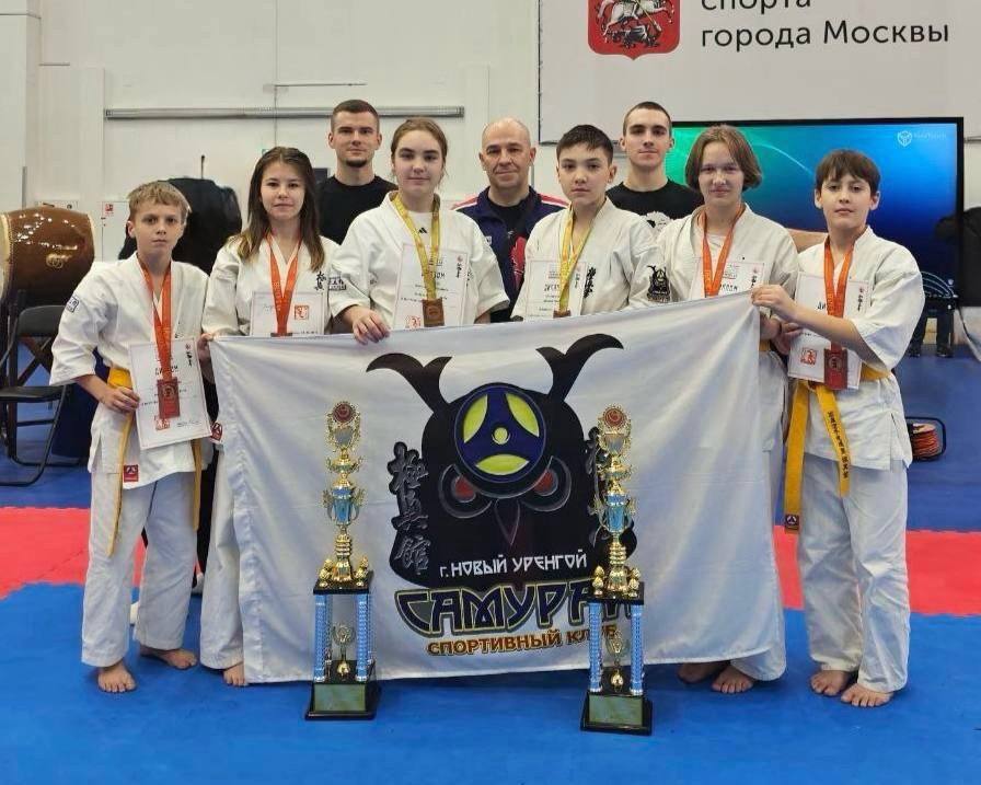 Наши каратисты призёры всероссийских соревнований Новоуренгойцы заняли 6 призовых мест Золотые награды Тимур Басиров 10 11 лет в к 50 кг Елизавета Боронникова 10 11 лет в к свыше 55 кг Бронзовые награды Артём Онышко 10 11 лет в к 45 кг Семён Овсянников 12 13 лет в к 30 кг Елизавета Кокорина 12 13 лет в к 50 кг Полина Полунина 14 15 лет в к 45 кг Всероссийские соревнования памяти Маршала Советского Союза А И Ерёменко по киокусинкай карате прошли с 19 по 22 декабря в Москве В соревнованиях приняли участие 648 спортсменов из 35 регионов Спортсмены тренируются в спортивном клубе Самурай Тренеры Евгений Пих Ильдус Аликаев Центр спорта NUR