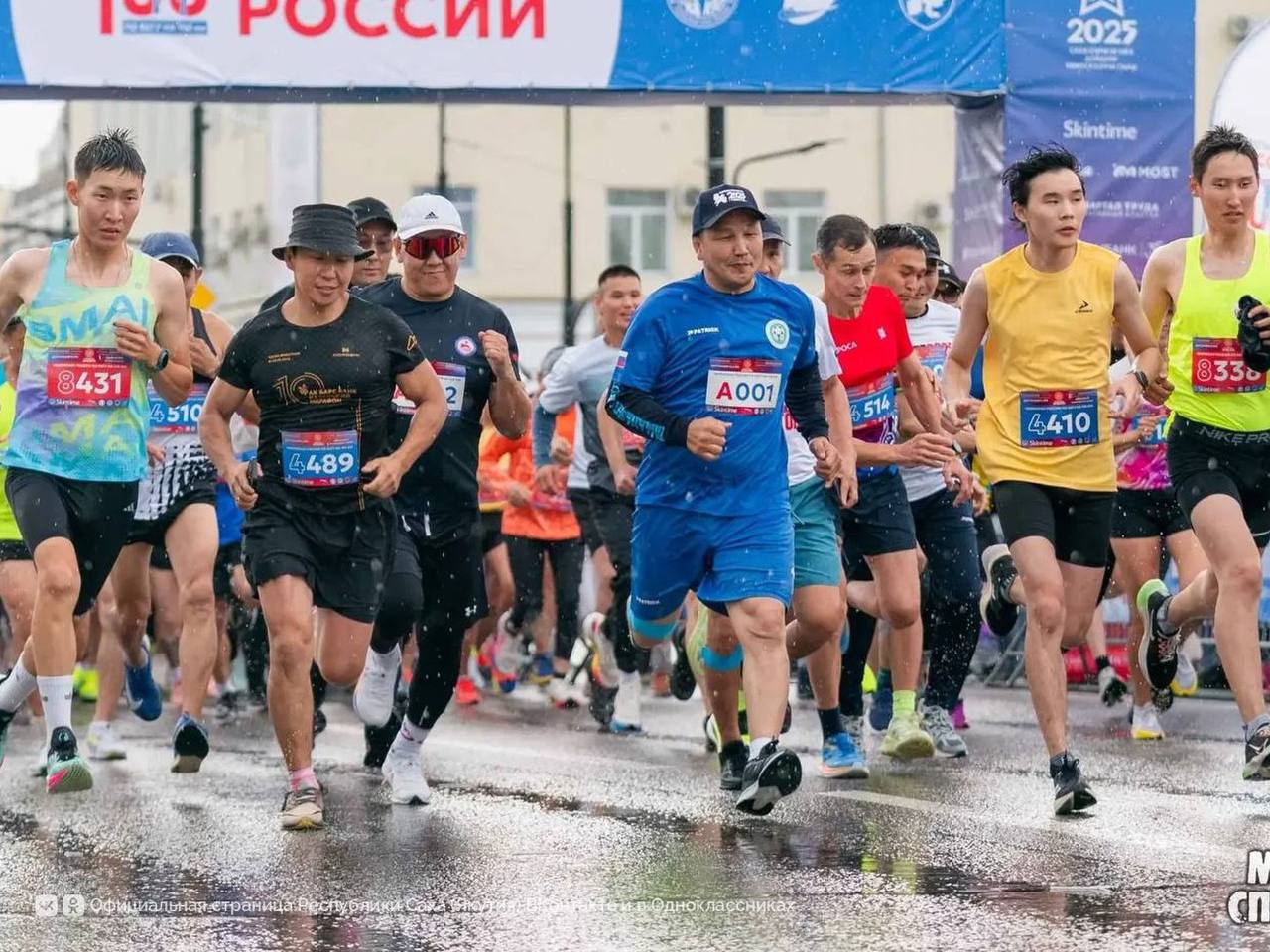 В Якутии за последние пять лет число систематически занимающихся спортом жителей увеличилось в 1 5 раза и достигло 62 5 Проведено всего 583 физкультурных и спортивных мероприятия которые охватили более 300 тысяч участников Президент России Владимир Путин определил цель увеличить до 70 долю россиян которые регулярно занимаются физкультурой и спортом Положительная динамика численности якутян систематически занимающихся физической культурой и спортом стала результатом реализации комплексной государственной программы Спорт России и активному строительству современной спортивной инфраструктуры За последние семь лет в регионе введено в эксплуатацию 44 спортивных объекта в рамках федеральных и региональных программ Создание комфортных и доступных условий для занятий спортом в городских округах и муниципальных районах позволило расширить охват населения Министр по физической культуре и спорту республики Леонид Спиридонов подчеркнул что стратегические ориентиры развития отрасли определены указом Президента Российской Федерации Владимира Путина и Стратегией развития физической культуры и спорта до 2030 года Со стороны федерального Министерства спорта и Правительства республики уделяется большое внимание вопросам физического оздоровления населения Строительство современных спортивных объектов в городских округах и муниципальных образованиях обеспечило доступность занятий физической культурой и спортом для жителей региона Дополнительным стимулом стал налоговый вычет за занятия спортом который позволяет гражданам частично компенсировать расходы и мотивирует к регулярным тренировкам отметил министр По его словам ведомство продолжает оказывать социальную поддержку многодетным семьям участникам и инвалидам специальной военной операции детям сиротам и людям с ограниченными возможностями здоровья Жители Якутии активно участвуют в массовых спортивных мероприятиях Ежегодно в республике проходят сезонные фестивали по выполнению нормативов Всероссийского физкультурно спортивного комплекса Готов к труду и обороне массовые беговые и лыжные старты Мероприятия направлены на исполнение целей и задач федеральной государственной программы Спорт России инициированной Президентом России Владимиром Путиным Главные новости Якутии в Sakhagove MAX ВК ОК ПравительствоЯкутии