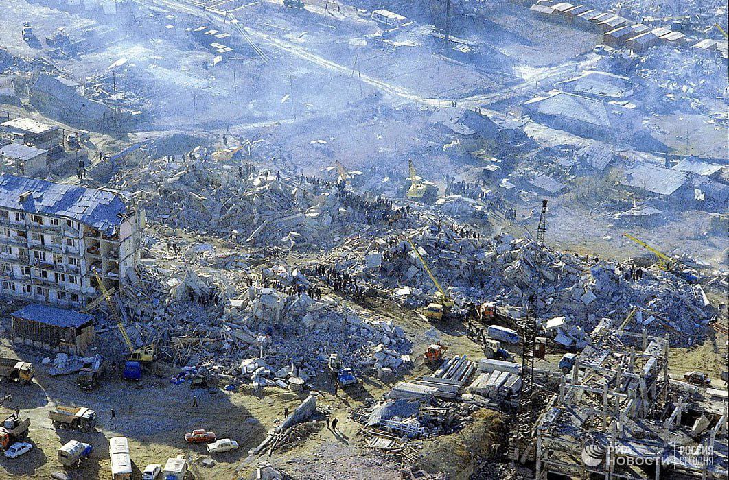 37 лет назад в Армении произошло разрушительное землетрясение Оно охватило более 40 территории В эпицентре землетрясения оказался город Спитак сила толчков составила 10 баллов Город с населением около 20 тысяч человек был разрушен фактически до основания Сильнейшим разрушениям также подверглись города Ленинакан Кировакан и Степанаван В результате землетрясения по официальным данным погибли 25 тысяч человек полмиллиона лишились крова В первые часы после катастрофы на помощь пострадавшим пришли подразделения Вооруженных сил СССР Для ведения восстановительных работ в Армению приехали 45 тысяч строителей Со всей страны везли продовольствие и медикаменты Обратным потоком эвакуировали более 100 тысяч раненых и оставшихся без крова Радио 104FМ Новая Россия Мы в МАХ