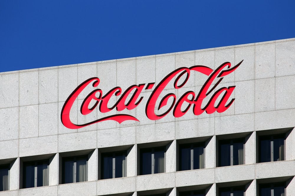 Возвращение к классике Coca Cola столкнулась с дефицитом сырья в США Как заявил президент и финансовый директор компании Джон Мерфи в стране недостаточно отечественного тростникового сахара для полномасштабного перехода с кукурузного сиропа Мерфи пояснил что выпуск газировки по измененной рецептуре будет налаживаться постепенно так как ограничены не только поставки сахара но и производственные мощности по розливу в стеклянную тару Инициатива по смене рецептуры связана с ранее достигнутым соглашением между компанией и администрацией США Coca Cola намерена отказаться от кукурузного сиропа который используется с 1980 х годов из за экономии и вернуться к оригинальному подсластителю тростниковому сахару Telegram Facebook Instagram LinkedIn