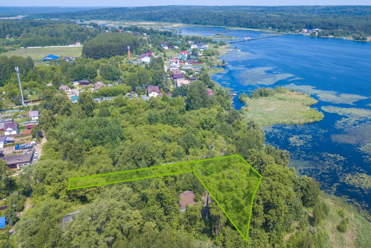 Дачу фабриканта оружейника Ивана Петрова в Ижевске выставили на торги за 1 03 млн рублей сообщает пресс служба главы и правительства Удмуртии Сейчас дача 1913 года постройки находится в неудовлетворительном состоянии в 2024 году у неё обрушилась башня балкон Здание площадью 237 кв м планируется продать инвестору а участок на 0 24 га сдать в аренду приобретателю объекта Новый собственник должен будет отреставрировать и сохранить объект культурного наследия Здесь предлагается открыть туристический объект или гостиницу Фото пресс служба главы и правительства Удмуртии