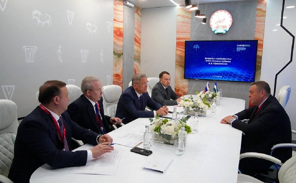 «Ромекс-Кубань» за пять лет инвестирует ₽18 млрд в логопарк под Уфой Реализация крупного проекта компании «Ромекс-Кубань» по созданию складских комплексов в Уфимском районе Башкирии может занять пять лет. Проект будут реализовывать поэтапно, рассказал РБК Уфа президент компании Алексей Прокопенко на полях Петербургского международного экономического форума. В мае «Ромекс Group» представила проект на «Инвестчасе». Объем инвестиций оценивается в 18 млрд руб. На площадке ПМЭФ компания подписала соглашение о намерениях по строительству логистического парка с правительством республики. Документом предусмотрены совместная работа над созданием торгово-логистической инфраструктуры, поддержка МСП, проведение консультационных и методических мероприятий и пр. «Нам сейчас требуется земельный участок порядка 50 га, обсуждаем с республикой вопросы технологического присоединения, когда все будет готово, перейдем от стадии планирования к строительству», — сказал Прокопенко. Глава Башкирии Радий Хабиров сообщил, что к строительству инвестор сможет приступить в 2026 году. РБК-УФА
