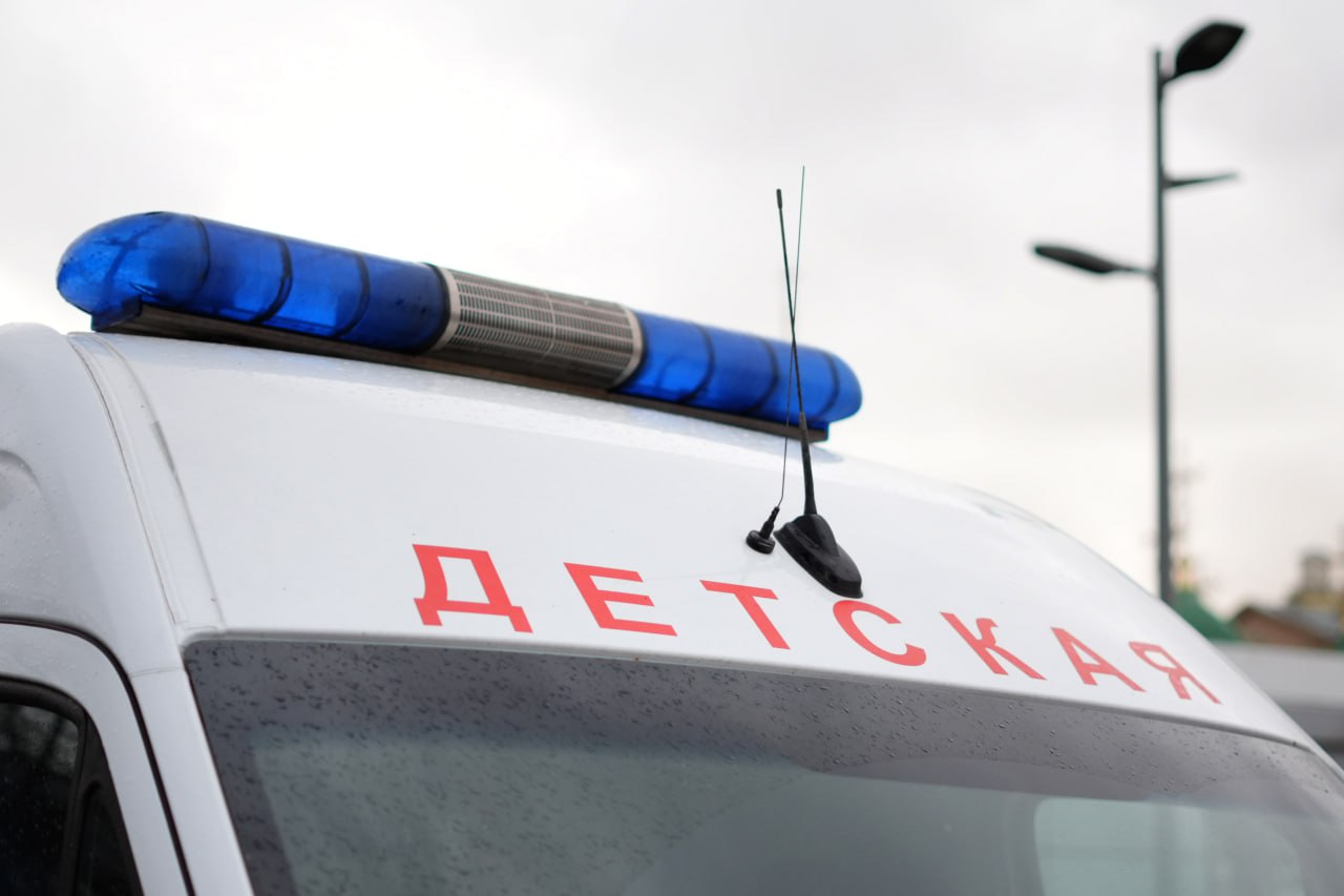 Подросток взорвал петарду в квартире на Доблести и остался без фаланги пальца По информации , 15-летний петербуржец рассказал, что нашёл петарду на улице. Однако это не помешало ему принести пиротехнику домой и взорвать её прямо в квартире. В результате пострадавшего доставили в больницу с рваными ранами на руках и без фаланги. ИЗВЕСТИЯ/Эдуард Корниенко Подписаться Прислать новость