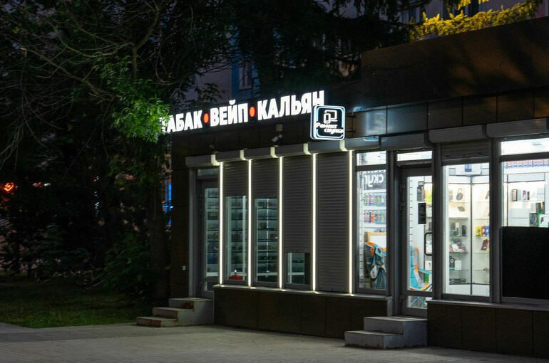 Комитет Госдумы по охране здоровья предложил наделить регионы правом самостоятельно вводить полный запрет на продажу никотинсодержащей продукции Это инициатива комитета включённая в проект заключения на правительственный законопроект о лицензировании торговли сигаретами и вейпами В документе говорится что регионам можно будет устанавливать дополнительные ограничения включая полный запрет на продажу вейпов Глава комитета Сергей Леонов заявил что лицензирование снизит долю контрафакта и защитит здоровье граждан Видимо знаменитое Берите суверенитета столько сколько сможете проглотить снова в деле теперь в торговле вейпами Только вот неясно куда с такими инициативами депутаты могут дойти когда у каждого региона свои запреты и шанс подавиться таким суверенитетом и его последствиями Это явно уже не забота о здоровье а нечто совсем иное