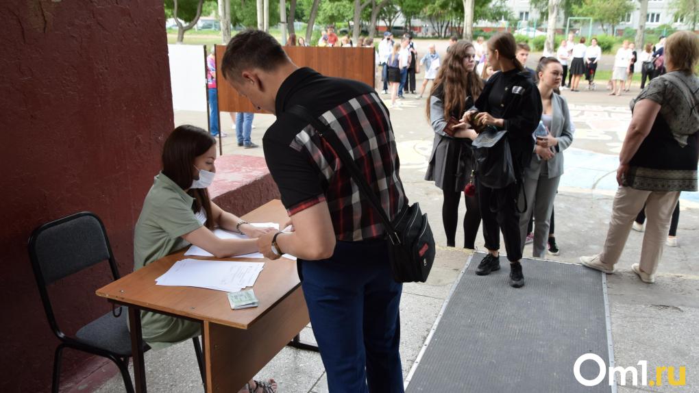 ⏺ В Омске родители запретили сыну сдавать ОГЭ  Родители девятиклассника гимназии № 69 не согласились с форматом обязательного итогового собеседования по русскому языку, что привело к судебному разбирательству. Они требовали, чтобы собеседование для их сына прошло без использования дистанционных технологий. По их мнению, эта процедура представляет собой «проведение опытов» и связана с передачей биометрических данных в международные организации.  Когда гимназия отказалась удовлетворить требования, родители написали официальный отказ от участия сына в аттестации. Из-за этого подросток не был допущен к ОГЭ и остался на второй год. Суд, рассмотрев дело, отметил, что согласно Конституции России, родители обязаны обеспечить получение детьми образования. В итоге суд удовлетворил иск департамента образования и обязал родителей обеспечить сдачу ОГЭ их сыном, чтобы тот мог продолжить обучение.  Решение было подтверждено Омским областным судом.
