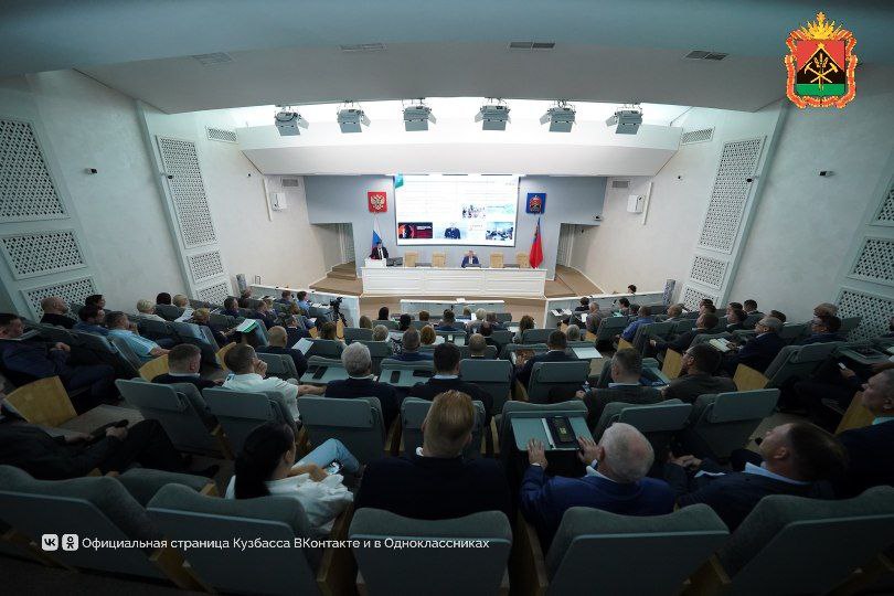 Новые схемы обмана и способы борьбы с ними обсудили на совещании по противодействию кибермошенничеству    В Кузбассе прошло заседание оперативного штаба по противодействию преступлениям, совершаемым с использованием информационно-телекоммуникационных технологий.     Как отметили на совещании, злоумышленники изобретают новые способы обмана жителей — представляются сотрудниками службы домофонов и представителями нового мессенджера МАХ.    В рамках противодействия мошенникам все сотовые операторы внедрили систему «Антифрод», что позволило значительно сократить количество подозрительных звонков.    Напомним, до 1 ноября жители должны отказаться от неиспользуемых сим-карт: теперь по закону граждане имеют право иметь не больше 20 симок.   Также рассмотрели меры, которые принимаются для защиты от кибермошенников на предприятиях, в образовательных организациях, среди людей пожилого возраста.
