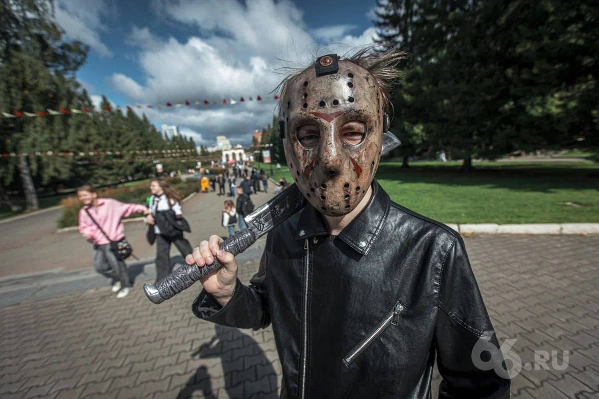 Мало ужасов екатеринбуржцам в реальной жизни поэтому они стали читать хорроры Интерес к жанру в целом по стране вырос в полтора раза за год Количество уникальных покупок книг в категории ужасы выросло на 38 При этом рост продаж в штуках составил 60 рассказали в сети книжных магазинов Читай город Буквоед Активнее всего хорроры читают в Екатеринбурге Новосибирске и Краснодаре В нашем городе книжный топ такой Долгая прогулка Стивен Кинг Зов Ктулху Говард Лавкрафт Ритуал Адам Нэвилл   Новости из Екатеринбурга