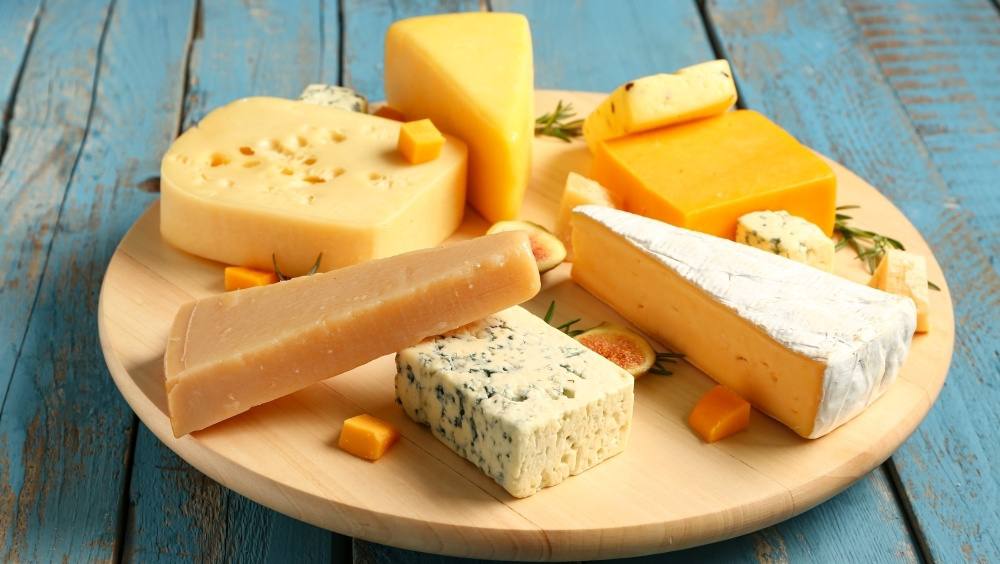 Любовь к сыру неожиданно связали с риском деменции Новое исследование японских ученых из Университета Ниими Япония предполагает что регулярное употребление сыра может быть связано с меньшим риском развития деменции Хотя лекарств от этого заболевания по прежнему нет список факторов потенциально влияющих на риск расширяется от физической активности и диеты до особенностей социального окружения и даже того как человек слушает музыку Ученые проверили почти 8000 человек старше 65 лет Половина участников сообщила что ест сыр хотя бы раз в неделю другие не ели никогда Исследовали три года следя за здоровьем всех участников В итоге деменция развилась у 3 4 любителей сыра 134 человек тогда как среди тех кто его не ел заболевание диагностировали у 4 5 176 человек Ученые подчеркивают речь идет о корреляции а не доказанной причинно следственной связи Исследователи учли разные важные вещи возраст пол доход уровень образования и питание Выяснилось что любители сыра часто придерживаются более здорового меню Учет этого снизил выраженность связи но не отменил ее полностью Возможно причина пользы сыра кроется в витамине К полезных бактериях и благотворном влиянии на сердце и сосуды Однако авторы подчеркивают нельзя утверждать будто сыр сам по себе защищает мозг от старения нужны дополнительные исследования А вы любите сыр   Да не представляю свой рацион без этого продукта Люблю но ем нечасто Нет Telegram МAX все наши каналы