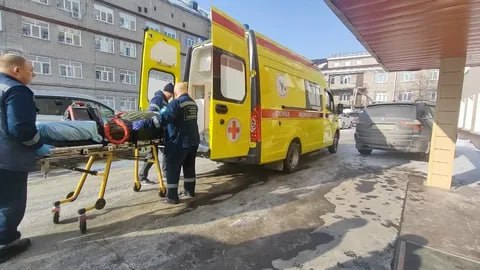 Жительница Бийска впала в кому после введения препарата в больнице  Бийчанин Александр Дегтярев сообщил в соцсетях о том, что его супруга Елена Дегтярева впала в кому после того, как приехала в городскую больницу для получения медпомощи, где ей ввели неизвестный препарат. В Минздраве Алтайского края заявили 17 февраля, что пациентку доставят в Барнаул для оказания помощи.  12 февраля жительница Бийска Елена Дегтярева на своем автомобиле приехала в городскую больницу № 2 для получения медицинской помощи. Ее супруг Александр Дегтярев рассказал, ссылаясь на рассказы врачей, что его жене ввели внутривенно лекарственный препарат, какой именно, ему неизвестно. После этого у нее случился анафилактический шок, и женщина впала в кому. Она находилась в реанимации в тяжелом состоянии. «Лечащий врач сообщила, что есть вероятность повреждения головного мозга, и моя супруга может остаться инвалидом или умереть. Однако врачи не предоставляют полной информации о лечении и обследовании, ограничиваясь фразами о том, что делается все необходимое», – сообщил супруг бийчанки. Также он рассказал, что просил перевести супругу в специализированное медучреждение, так как в горбольнице нет специализированного отделения и оборудования, но его просьбы были отклонены.  В Минздраве Алтайского края сообщили, что 17 февраля после стабилизации состояния и проведения диагностики для исключения других заболеваний было принято решение перевести пациентку в Краевую клиническую больницу в Барнаул. Доставит ее реанимобиль медицины катастроф. Также в министерстве подчеркнули, что для расследования ситуации создана специальная комиссия, а информация об аллергической реакции на препарат была передана в Росздравнадзор. Ситуация находится на контроле Минздрава.    Банкфакс