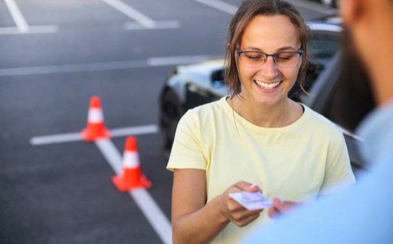Медсправка не нужна в России обсуждают изменения в правилах сдачи экзамена на права   globalmsk ru news id 78478 В настоящее время власти России активно обсуждают новую инициативу которая существенно упростит сдачу экзаменов на водительские права Для получения допуска к процедуре медицинская справка скоро может не потребоваться Данная возможность возникла на фоне перехода документов в электронный вид Подробной информацией по теме поделился новостной портал РИА Новости В России могут разрешить сдавать экзамены на права без медицинских справок Предполагается что система будет сама проверять данные об ограничениях по здоровью из электронных ресурсов Потенциальным водителям не придется предоставлять отдельный документ только в том случае если сведения о нем есть в общей базе Переход процедуры в цифровой вид заметно упростит процесс получения прав полагают инициаторы Напомним что в настоящее время медицинская справка входит в перечень обязательных бумажных документов В список также вк