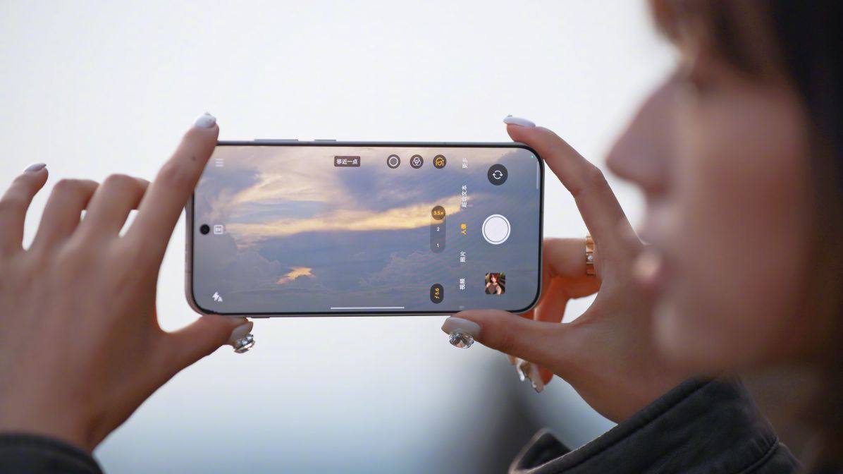 Все характеристики OnePlus 15 слили до презентации Китайский инсайдер выложил полный список параметров нового флагмана OnePlus 15 который должны представить уже в этом месяце Что известно 6 78 дисплей BOE X3 с частотой 1 165 Гц поддержкой Dolby Vision HDR10 и HDR Vivid Новый чип Snapdragon 8 Elite Gen 5 оперативка LPDDR5X и хранилище UFS 4 1 до 16 ГБ 1 ТБ Аккумулятор на 7300 мАч с зарядкой 120 Вт проводной и 50 Вт беспроводной Камеры три по 50 Мп основной Sony LYT 700 ультраширик и телевик 3 5х от Samsung JN5 Из приятного обновлённая система охлаждения мощный вибромотор стереодинамики ИК порт NFC и защита IP66 IP68 IP69 Версии от 12 256 ГБ до 16 1 ТБ Цена пока неизвестна новости