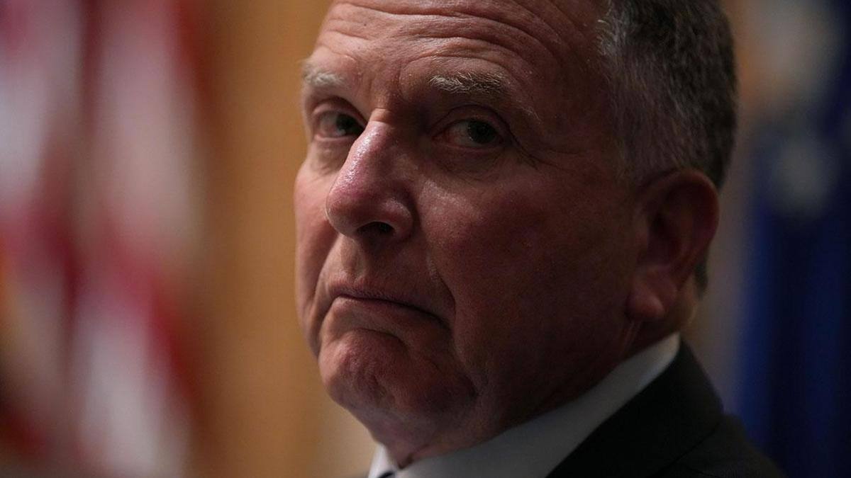 Спецпосланник президента США Стив Уиткофф в программе 60 Minutes на CBS заявил что заключение мирных соглашений становится заразительным По его словам он сейчас работает над прекращением конфликта на Украине Он также сообщил что его команда надеется на заключение мирного соглашения между Алжиром и Марокко в течение ближайших двух месяцев и найти долгосрочное дипломатическое решение с Ираном Посланник утверждает что ему также звонят иранские лидеры Уиткофф вместе с зятем Дональда Трампа Джаредом Кушнером работали над достижением прекращения огня между Израилем и ХАМАС в секторе Газа и обменом заложников Кушнер описал взгляды Трампа на внешнюю политику как прагматический реализм Фото Andrew Harnik Getty Images Следить за новостями РБК в Telegram