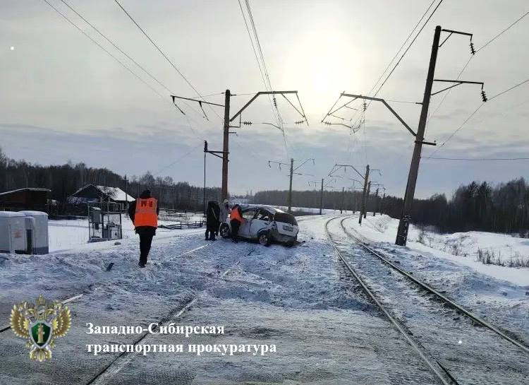 ТОЛК новости Барнаула Алтайского края и Республики Алтай Два человека погибли на переездеу станции Луговское в Тальменском районе По данным транспортной полиции авария произошла около 11 40 Автомобиль Honda Fit выехал на пути на красный свет и попал под грузовой поезд Все кто был в машине погибли на месте 74 летний водитель и 72 летняя пассажирка Ведется разбирательство Прокурор Алтайского края Антон Герман поставил разбирательство на контроль ТОЛК ТОЛК в Мах