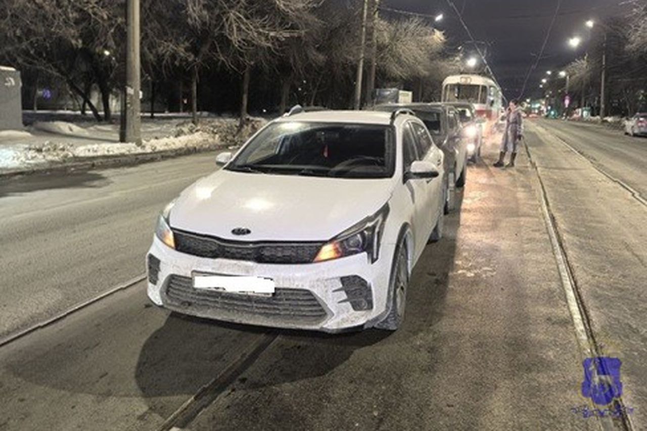 В Самаре столкнулись три иномарки под управлением 3 женщин За рулем автомобиля Toyota 53 летняя женщина двигалась по улице Аэродромной в направлении улицы Дзержинского Водитель потеряла бдительность и врезалась в стоящий автомобиль Nissan под управлением 41 летней женщины От удара Nissan отбросило на легковушку Kia за рулем которой была 26 летняя девушка Пострадавшая водитель Киа самостоятельно обратилась за помощью в медицинское учреждение сообщили в ГУ МВД по Самарской области   СитиТрафик ЕЩЁ Самара в МАХ Подписаться на ЕЩЁ Самара Прислать НОВОСТЬ