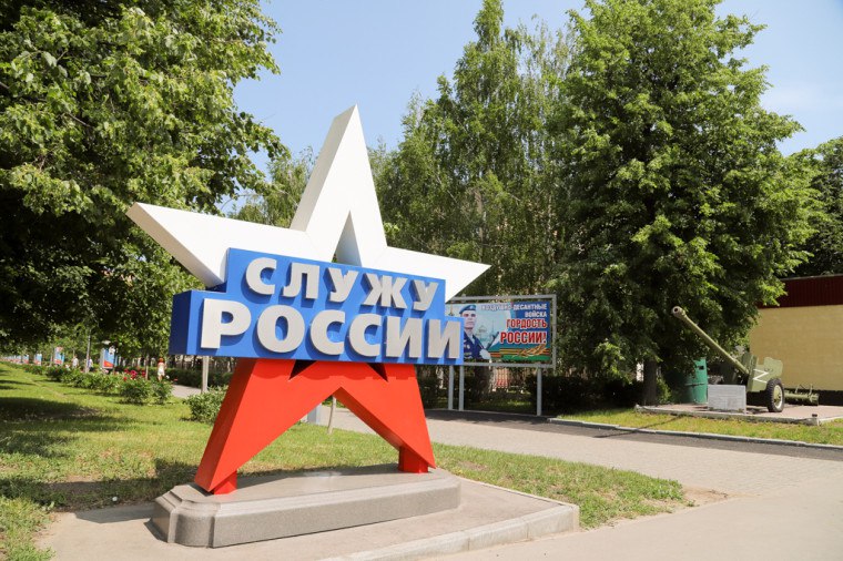 Оружейная столица готовится встречать День России Как сообщили в городской администрации, цветами триколора планируют подсветить здания Музея оружия, Тульского государственного цирка, Императорского оружейного завода, ПАО «НПО «Стрела», телевышку в пос. Басово и др. Кроме того, вечерняя подсветка украсит Зареченский и Пролетарский мосты. А вот какое оформление можно увидеть сейчас на улицах города