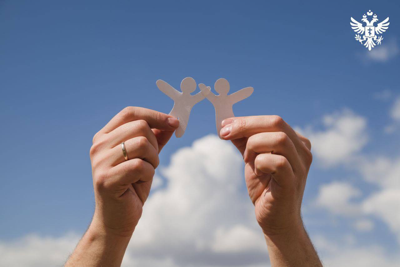 В Херсонской области внедрят региональные гранты для поддержки НКО Механизм грантовой поддержки некоммерческих организаций внедрят в регионе в следующем году об этом сообщила информационному агенству ТАСС начальник управления внутренней политики Херсонской области Оксана Калашникова В конкурсе Гранты губернатора Херсонской области смогут принять участие некоммерческие организации ведущие социально ориентированную деятельность например в сфере патриотического воспитания социальной помощи населению заботы о безнадзорных животных и т д По поручению губернатора Херсонской области со следующего года в рамках реализации программы Национальная политика и развитие гражданского общества в Херсонской области нами запланировано проведение нескольких грантовых конкурсов на поддержку гражданских и муниципальных инициатив рассказала Оксана Калашникова О необходимости поддержки муниципальных инициатив ранее сообщил Губернатор Херсонской области Владимир Сальдо на форуме муниципальных депутатов партии Единая Россия Сайт ВК ОК MAX Администрация Херсонская область VGA Kherson SALDO VGA