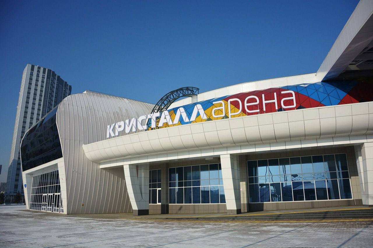 Красноярск снова стал площадкой для подготовки российской сборной по фигурному катанию к Олимпиаде Сильнейшие спортсмены страны начинают тренировки у нас перед квалификационным турниром который пройдет в Пекине с 19 по 21 сентября По его результатам состоится отбор фигуристов на Олимпийские игры 2026 года Напомню что в 2022 году накануне Олимпиады в Китае российская команда также тренировалась в столице края Созданная к зимней универсиаде спортивная инфраструктура позволяет проводить сборы такого уровня Кроме того в конце октября примем всероссийские соревнования среди юниоров и II этап Гран При России Красноярцы вновь смогут по сибирски тепло поддержать лучших фигуристов России и увидеть их замечательные выступления Благодарен Федерации фигурного катания на коньках России за доверие к Красноярскому краю Стараемся создать все условия чтобы спортсмены заряжались на красноярском льду только на победу