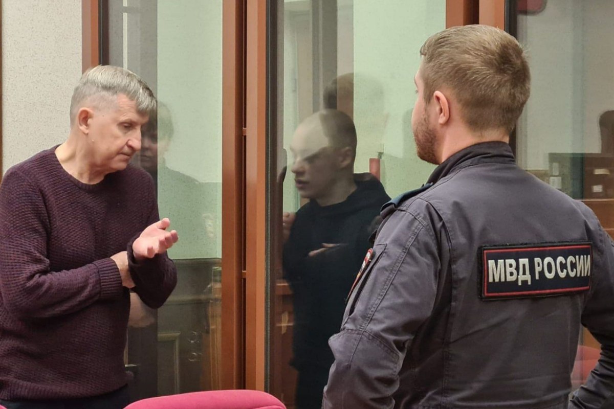В Свердловском областном суде огласили приговор по делу Константина Маркова Екатеринбуржец обвиняется в госизмене По версии следствия Марков за денежное вознаграждение от спецслужб Украины передавал персональные данные россиян которые могли быть использованы в интересах иностранных разведок Ранее мужчина уже был осуждён за похищение человека и вымогательство Весной прошлого года суд признал его виновным и по этим эпизодам По совокупности преступлений Константину Маркову назначено наказание 13 лет лишения свободы с отбыванием в исправительной колонии строгого режима штраф в размере 320 тысяч рублей и последующее ограничение свободы на 2 года Фото пресс служба Свердловского облсуда Подписывайся на ИА Уральский меридиан