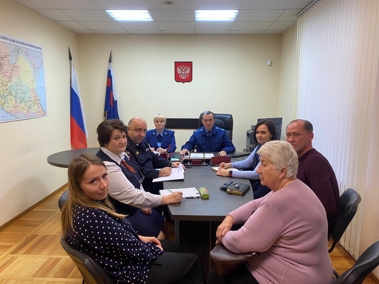 В Сальске транспортной прокуратурой проведена рабочая встреча по вопросам соблюдения прав маломобильных граждан Сальский транспортный прокурор Анатолий Гербеков провел рабочую встречу с представителями Сальской районной организации Всероссийского общества инвалидов Центра социального обслуживания граждан пожилого возраста и инвалидов железнодорожного вокзала Сальск Северо Кавказской железной дороги транспортной полиции Предметом обсуждения явились вопросы доступности объектов транспортной инфраструктуры для маломобильных граждан соблюдения установленных законом особенностей обслуживания пассажиров при их перевозке В ходе мероприятия определены дальнейшие направления взаимодействия