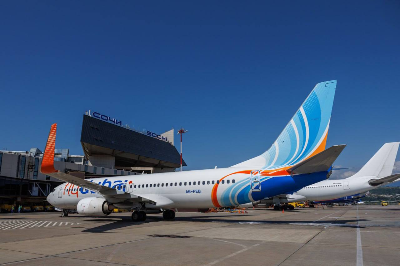 Flydubai возобновляет полеты в Дубай с 25 января    Рейсы из Сочи в Дубай будут выполняться на самолётах Boeing 737.     Время в пути составит 3 часа 40 минут.    Аэропорт Сочи напоминает, что полеты в Дубай на данный момент выполняют четыре российских перевозчика: «Россия», «Red Wings», «Азимут» и «Уральские авиалинии».