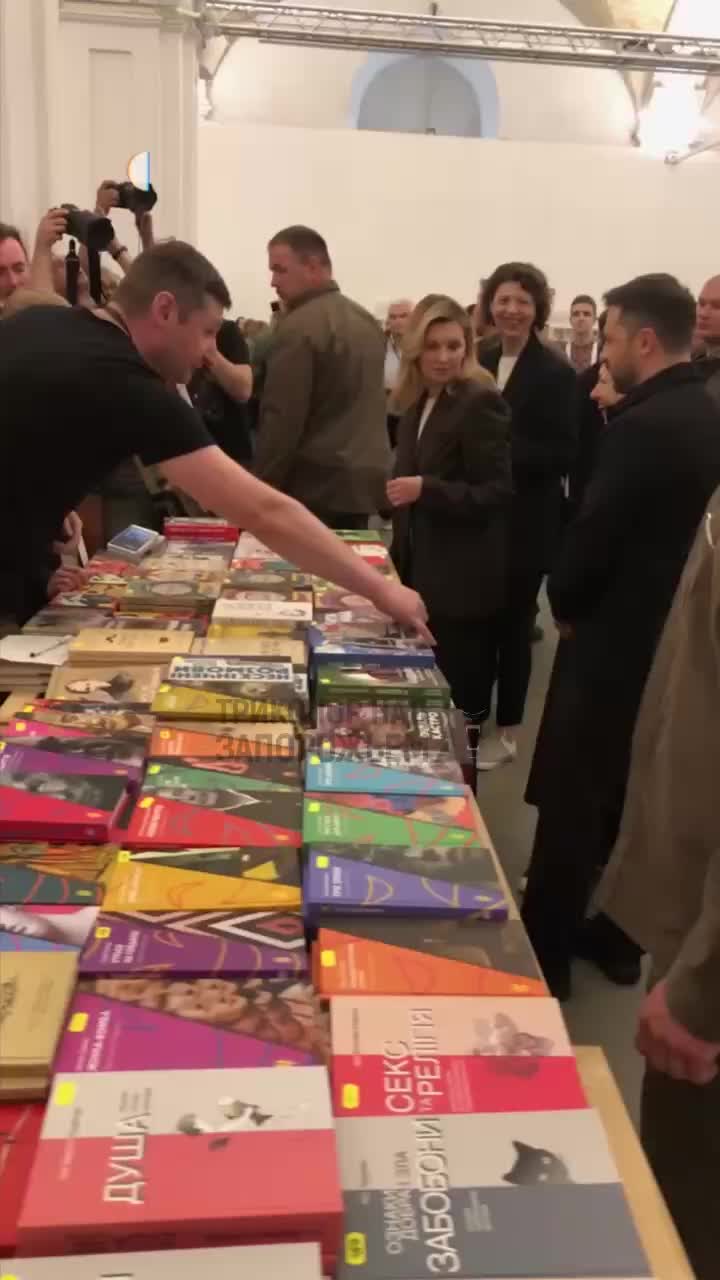 Зеленский посетил «Книжный Арсенал» и приобрел книгу о диктаторах