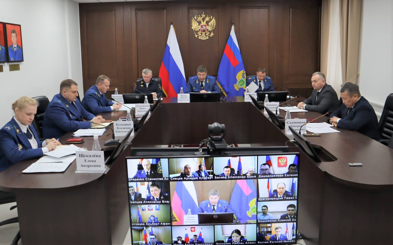 На расширенном заседании коллегии прокуратуры обсуждены вопросы исполнения законодательства при проектировании, возведении и эксплуатации объектов капитального строительства Открывая заседание коллегии, прокурор республики Максим Попов подчеркнул, что обеспечение законности в этой сфере – не просто формальная обязанность, а гарантия безопасности граждан, рационального использования бюджетных средств и устойчивого развития республики. Прокурорами с 2023 года выявлено 650 нарушений, принято свыше 450 актов реагирования. Во взаимодействии с органами власти и контроля ликвидированы проблемные объекты в сфере долевого строительства, введено 44 школы, 78 объектов здравоохранения, 750 тысяч квадратных метров жилья, 13 объектов питьевого водоснабжения и водоподготовки и др. Подробно: на сайте прокуратуры республики