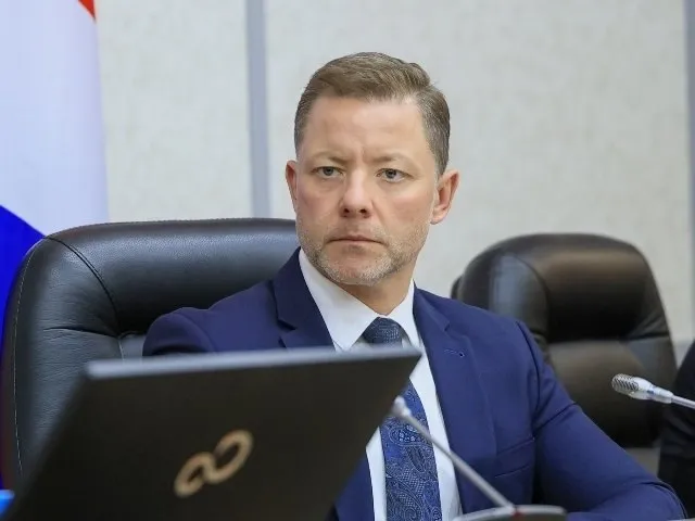 Антон Волошко Приморье в лидеров по количеству мер поддержки участников СВО и их семей Заседание Совета председателей представительных органов муниципальных и городских округов при Законодательном собрании края состоялось в малом зале правительства Приморья Заседание было посвящено мерам поддержки участников специальной военной операции и членам их семей Открывая заседание председатель Законодательного собрания Приморья Антон Волошко отметил что наш край был и остается одним из регионов лидеров по количеству мер поддержки участников СВО и их семей Применительно к сфере законодательной деятельности хотел бы отметить несколько ключевых итогов прошлого года Во первых мы расширили круг получателей мер поддержки предоставив их сотрудникам Росгвардии и военнослужащим принимавшим участие в отражении наттиска на приграничные территории России Во вторых приняли специальные краевые законы об обеспечении участников боевых действий земельными участками а также о предоставлении им налоговых льгот в том числе при осуществлении предпринимательской деятельности Убежден что процедура получения выплат предоставления льгот и гарантий должна быть максимально комфортной Для этого мы предусмотрели возможность оказания участникам СВО и членам их семей бесплатной юридической помощи Уже в этом году на прошлом заседании краевого парламента принят закон установивший необходимость квотирования рабочих мест для ветеранов боевых действий отметил Антон Волошко Фото zsprimorye