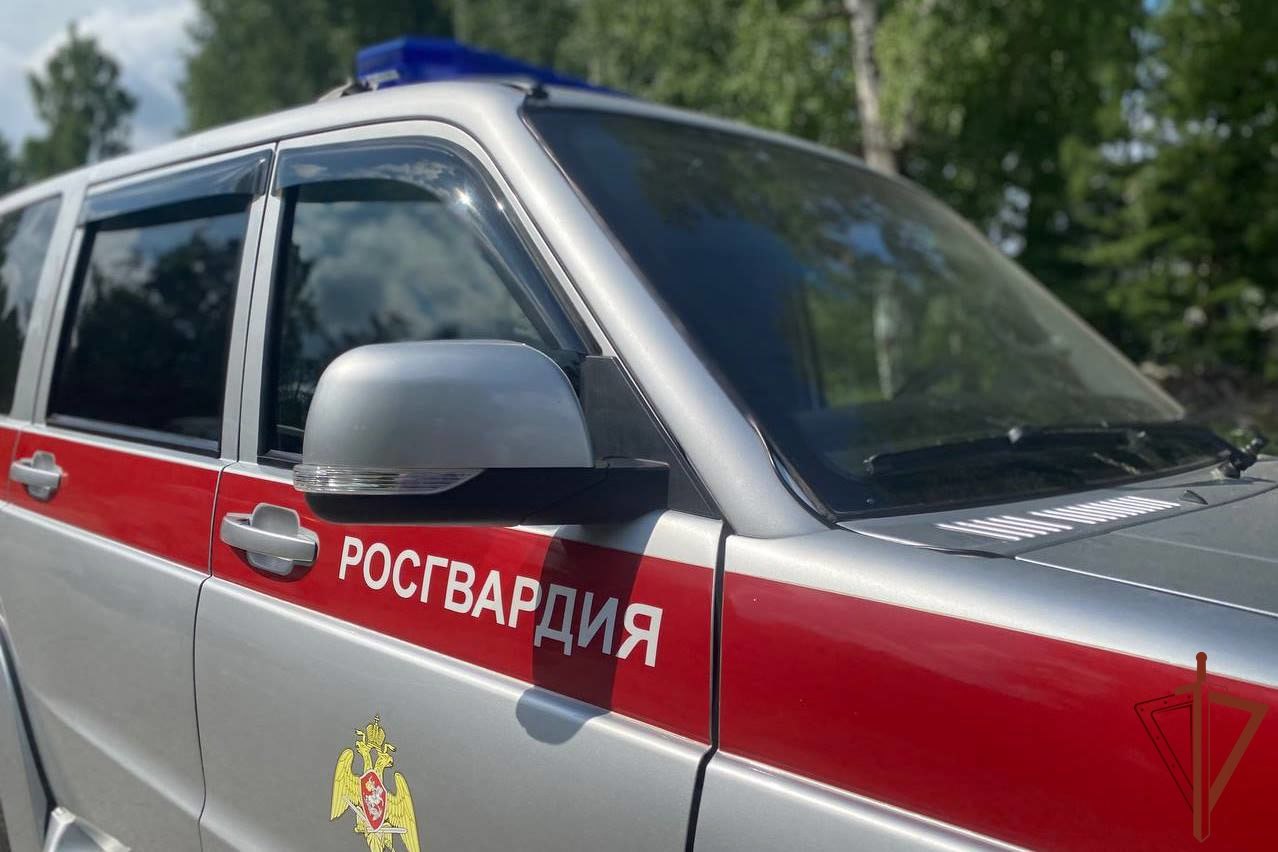 #ТомскаяОбласть    Сотрудники вневедомственной охраны Росгвардии оперативно разыскали и задержали мужчину, подозреваемого в хищении мобильного телефона у 61-летней жительницы Томска  В дневное время экипаж вневедомственной охраны Росгвардии получил оперативное сообщение о факте грабежа на улице Ломоносова возле остановки общественного транспорта. Прибыв на место происшествия стражи правопорядка установили приметы похитителя и немедленно приступили к розыску по горячим следам.  В результате поисковых мероприятий подозреваемый был обнаружен и задержан. Им оказался ранее судимый житель областного центра 1987 года рождения, находящийся в розыске с октября прошлого года. При нем был обнаружен смартфон, принадлежавшей пострадавшей женщине.