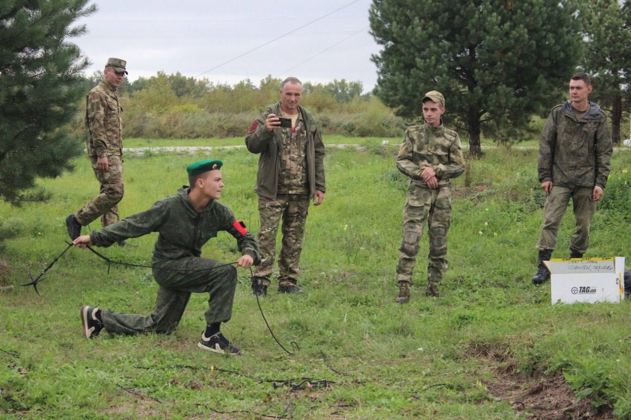 Военно тактическая игра Zарница на рубежах Родины 2025 В военно патриотическом парке Патриот с огромным успехом прошла масштабная военно тактическая игра Zарница на рубежах Родины 2025 которая собрала 14 команд из Благовещенского округа Благовещенска Шимановска и ДВОКУ Юные патриоты собрались чтобы продемонстрировать свои навыки силу духа и командный дух Участники соревновались в различных военно спортивных дисциплинах показывая отличную физическую подготовку и слаженность действий Перед началом игры всех участников поприветствовали почетные гости депутат Законодательного Собрания области Евгений Косицын председатель Совета депутатов округа Сергей Матвеев и заместитель начальника ДВОКУ им Маршала Советского Союза К К Рокоссовского Алексей Бабкин В основных состязаниях команды распределились на Синих и Красных последние одержали победу По итогам напряжённой борьбы определились и победители в номинациях Оператор БПЛА Военный медик Сапер Командир Разведчик Штурмовик Все участники получили памятные призы и грамоты а главное бесценный опыт командной работы и патриотического воспитания Сергей Матвеев Мы гордимся нашими юными защитниками Такие мероприятия не только развивают физические качества но и воспитывают в молодёжи любовь к Родине готовность защищать её интересы и сохранять память о подвигах предков   t me sndbmo