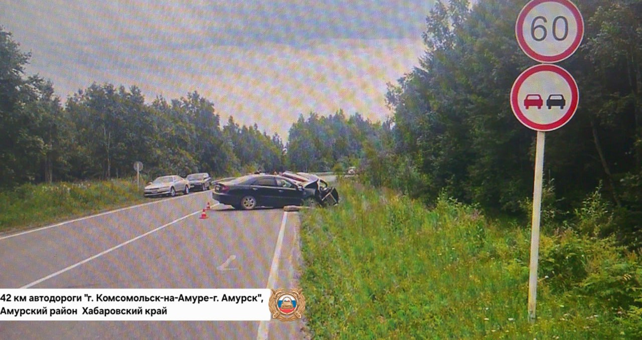 Два водителя, пассажирка и четверо детей получили травмы в ДТП  Вчера вечером на 42 км дороги "Комсомольск-Амурск" на участке, где стоит знак "Обгон запрещён", ограничение скорости и сплошная разметка, 46-летний житель станции Мылки на Toyota Carina ED выехал на встречную полосу и столкнулся с Toyota Camry.  Виновник ДТП госпитализирован с травмами, он в коме.  В "Камри" пострадали 23-летний водитель, житель Амурска, он госпитализирован с переломами, 45-летняя пассажирка и четверо детей: 1 год, 8 лет, 12 лет и 17 лет. Пассажиры лечатся дома.  По данным Госавтоинспекции, составлен рапорт о признаках преступления, предусмотренного статьей 264 УК РФ.    Подписаться   Прислать новость