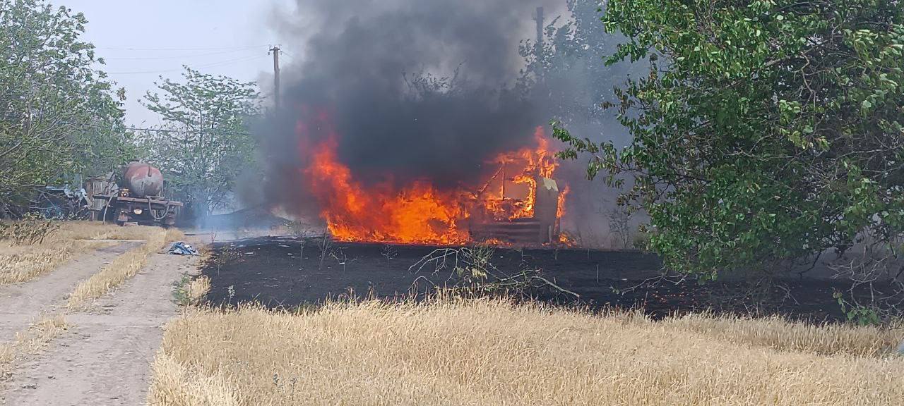 В селе Красный Перекоп Каховского округа произошло возгорание училища из-за неосторожного обращения с огнем "Кто-то выбросил окурок. Из-за сильного ветра пламя быстро перекинулось на жилые дома. Почти 100 человек вышли на борьбу со стихией, и совместными усилиями пожар был ликвидирован", — сообщили в Каховской администрации. В результате пожара выгорели хозяйственные постройки в девяти домах и несколько гаражей. ПОДПИСАТЬСЯ НА ТАВРИЮ