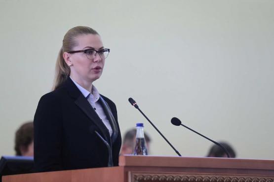 Департамент потребительского рынка Ростовской области снова возглавила Ирина Гелас Ирина Гелас вновь назначена директором департамента потребительского рынка Ростовской области. Соответствующий указ подписал глава региона Юрий Слюсарь. Ирине Гелас 45 лет. Она родилась в Сальске. Получила диплом об окончании Института инфраструктуры предпринимательства, Ростовского государственного экономического университета, а затем и Ростовского государственного университета. С 2007 года Ирина Вячеславовна работала на различных должностях в министерстве экономики, торговли, международных и внешнеэкономических связей области, а затем в департаменте потребительского рынка. В течение семи лет она была руководителем департамента. Но в конце 2021 года чиновница ушла в декрет. У нее родился сын. Затем она покинула должность в связи с истечением срока контракта. Последнее место работы Гелас до нынешнего назначения – директор колледжа экономики, управления и права ДГТУ. Подписаться на "Новости Ростова" Прислать новость