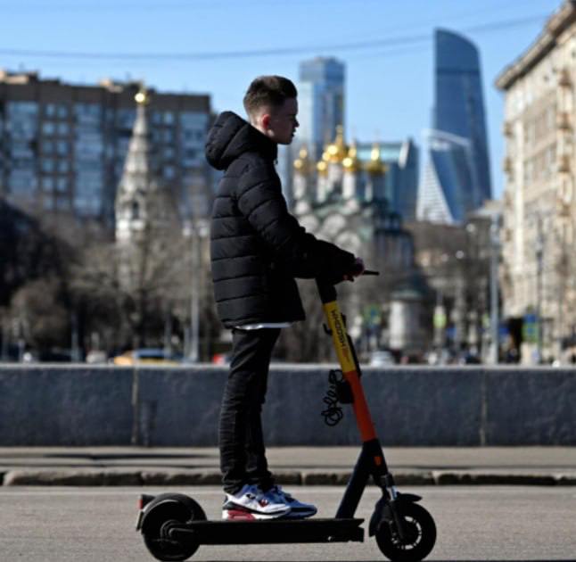 В приложения аренды самокатов призвали добавить тест на знание ПДД — чтобы без его прохождения ехать было нельзя.  Такую идею выдвинул депутат Госдумы Виталий Милонов. Копия его обращения к начальнику Главного управления по обеспечению безопасности дорожного движения Михаилу Черникову есть у RT.  Поддерживаете предложение?   — да    — нет